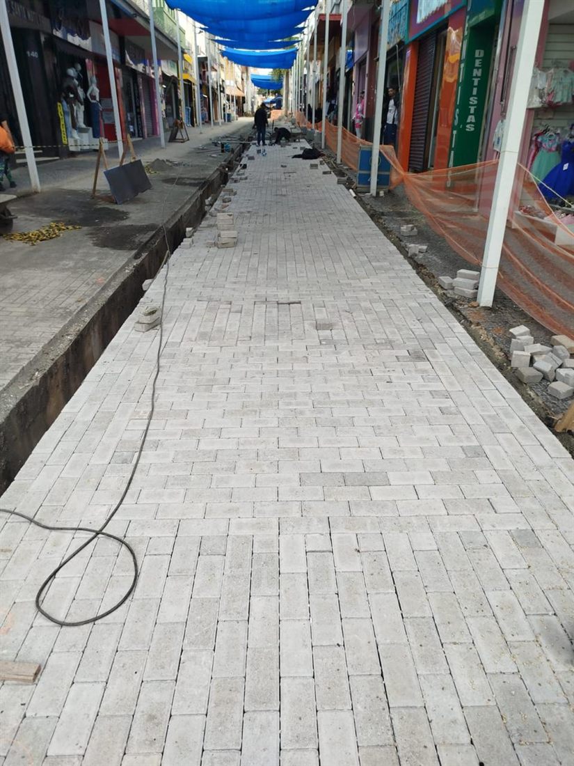 Calçadão comercial sendo pavimentado com paver