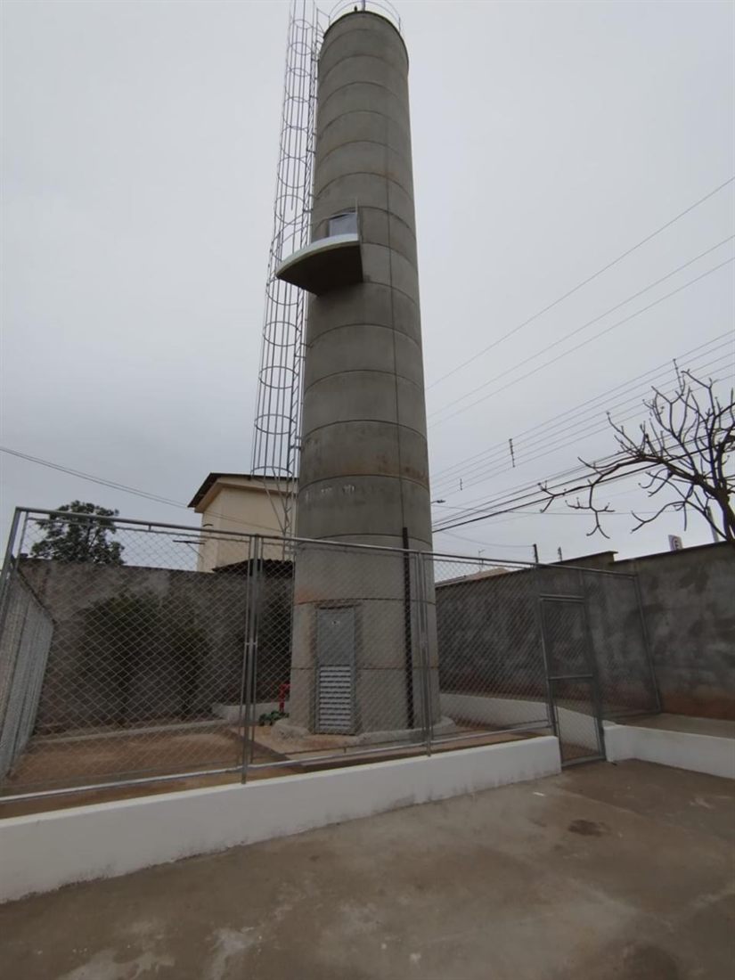 Reservatório elevado de água em concreto com área cercada