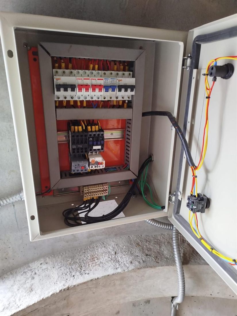 Quadro elétrico de comando do sistema de bombeamento
